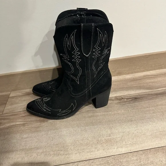 Black Heeled Western Boots - Picture 3 of 4